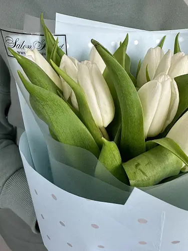 На фото №4 Букет живых цветов из 9 белых тюльпанов