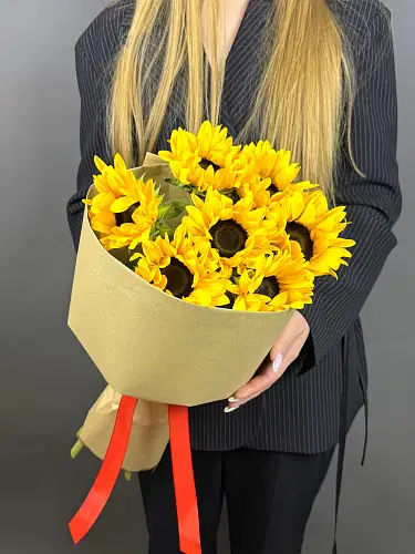На фото №6 Букеты живых цветов "Солнечный" из подсолнухов в дизайнерской упаковке