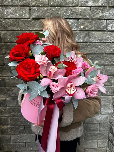 На фото №3 Композиция с розами и орхидеей 