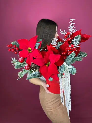 На фото №2 Цветы живые, новогодняя композиция с нобилисом и украшениями в шляпной коробке