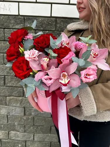 На фото №2 Композиция с розами и орхидеей 