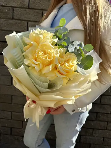 3 Розы с эвкалиптом в упаковке 