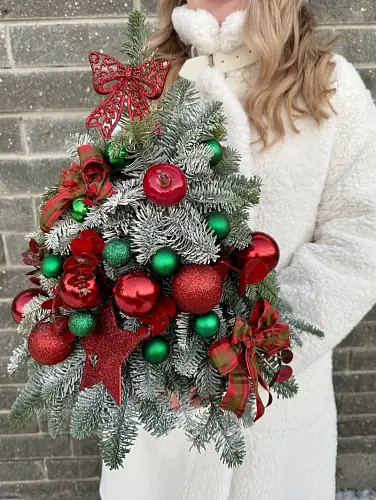 На фото №4 Декоративная елка