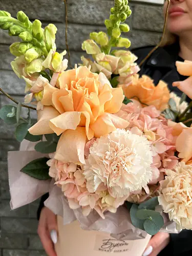 На фото №3 Композиция в коробке с гортензией и розой