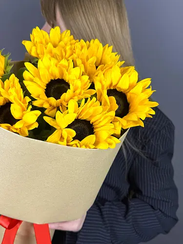 На фото №3 Букеты живых цветов "Солнечный" из подсолнухов в дизайнерской упаковке
