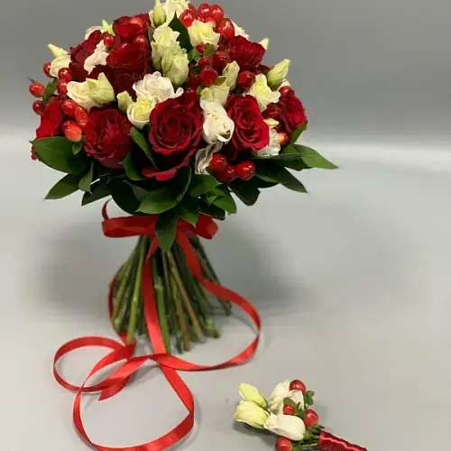 Букет невесты и эустомой и красными розами