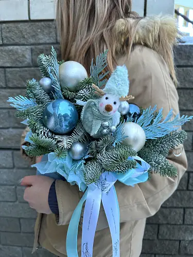 На фото №2 Новогодняя коробка с оленем и шарами 