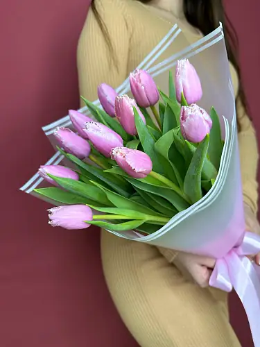 На фото №3 Букет живых цветов из 11 Розовых тюльпанов в дизайнерской упаковке