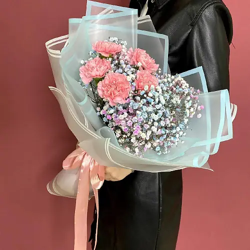 На фото №2 Букет живых цветов из Диантусов и Гипсофилы