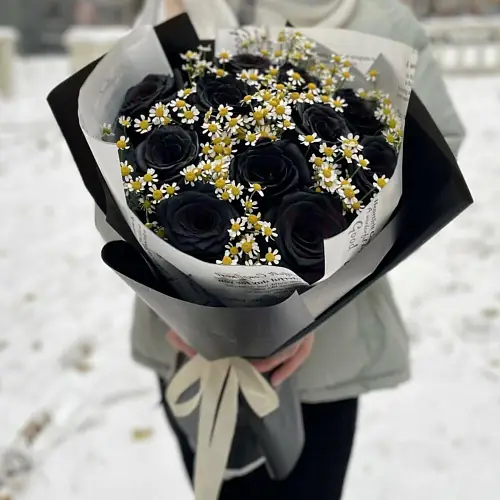 На фото №2 Букет из чёрных роз и матрикарии 