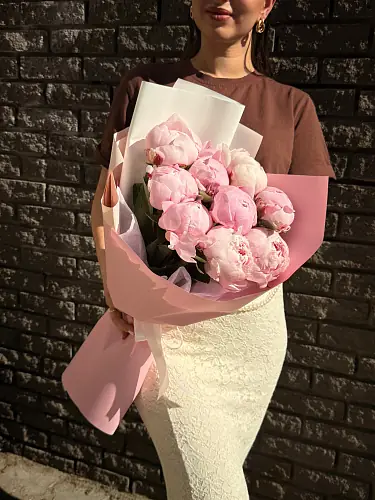 На фото №5 Букет живых цветов из 9 пионов оформленный в дизайнерскую упаковку