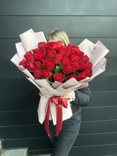 На фото №3 Авторская композиция из 35 красных роз