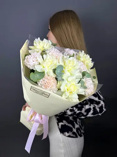 На фото №4 Композиция из роз и гвоздик