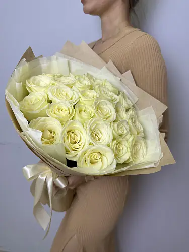 На фото №6 25 Белых роз в крафте