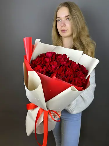 На фото №2 Букет из 15 красных роз в упаковке