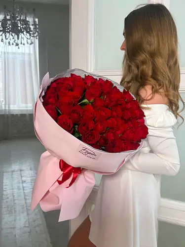 На фото №2 51 Кенийская роза в розовой упаковке 