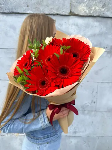 На фото №6 7 Красных гербер с зеленью