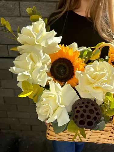 На фото №2 Корзина с розами и подсолнухами 