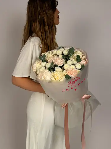 На фото №3 Воздушный букет с диантусами и розами 