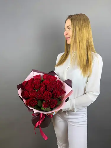 На фото №3 Букет живых цветов из 25 Красных Роз