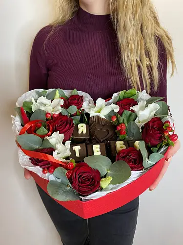 На фото №2 Коробка сердце с розой и эустомой