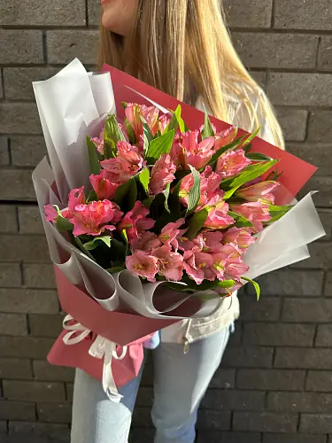 На фото №8 7 Розовых альстромерий в упаковке