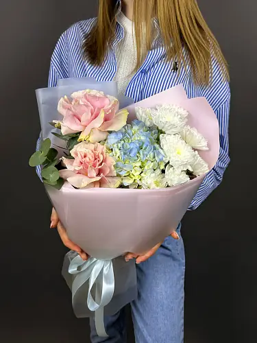 Букет живых цветов с розами и голубой гортензией