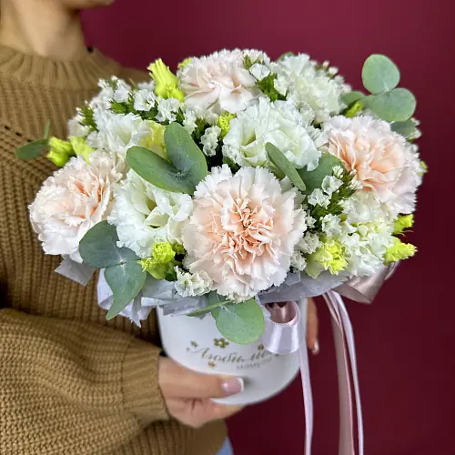 Букет живых цветов с диантусом (гвоздикой) и эустомой в шляпной коробке