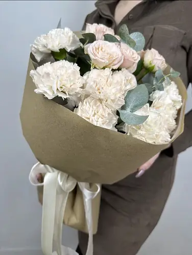 Букет живых цветов из диантусов и кустовой розы