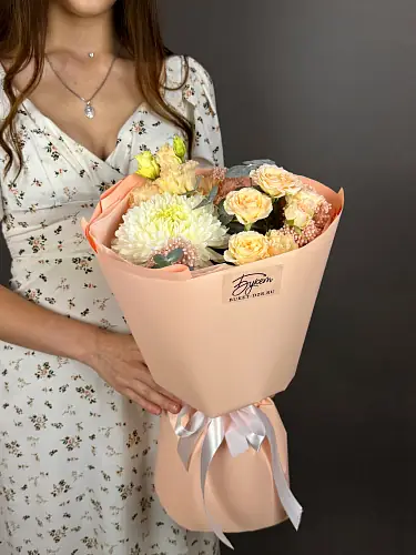 На фото №2 Букет с одноголовой хризантемой и эустомой 