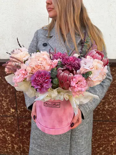 На фото №2 Композиция из протеи и гортензии 