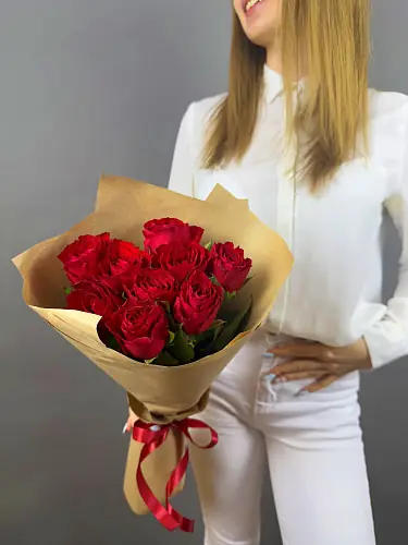 На фото №2 Букет живых цветов из красной розы премиум в крафтовой упаковке