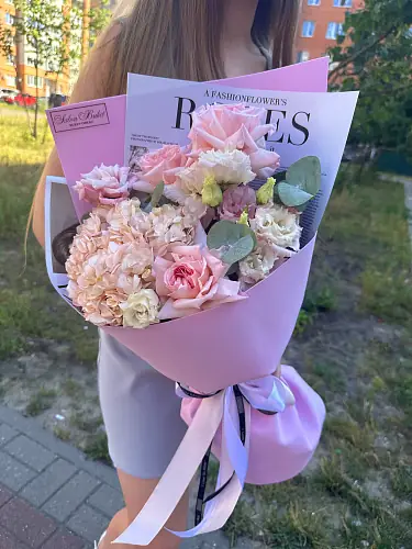 На фото №2 Эустомы и гортензия