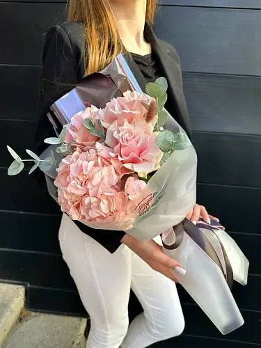 На фото №2 Букет живых цветов с гортензией и французскими розами