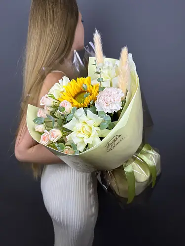 На фото №5 Букет с розами и подсолнухом