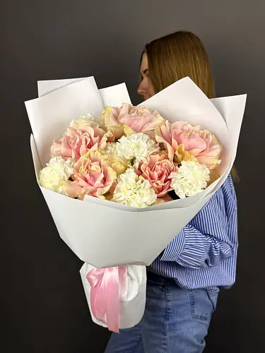 На фото №5 Букет живых цветов из диантусов и роз