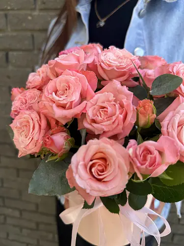 На фото №3 Букет живых цветов с нежными кустовыми розами в красивой шляпной коробке