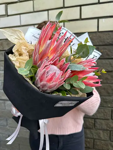 На фото №2 3 Протеи с эвкалиптом 