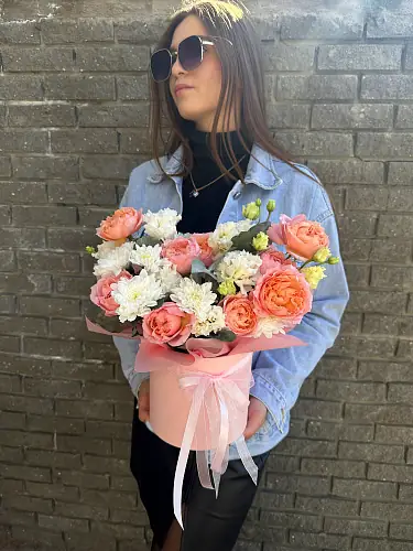 На фото №3 Нежная композиция с эустомой и кустовой розой