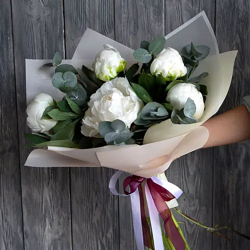 5 Белых Пионов с эвкалиптом