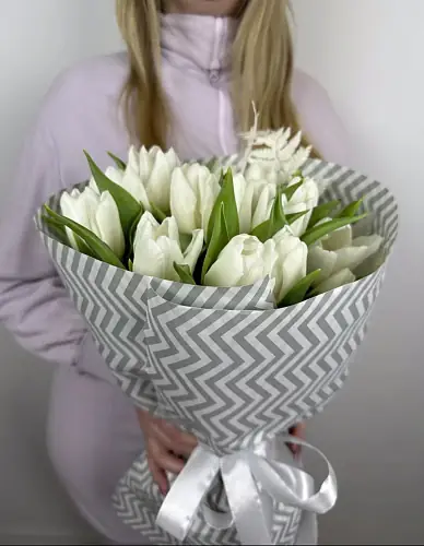 На фото №4 Букет живых цветов из 15 Белых тюльпанов