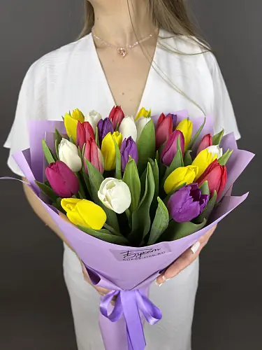 На фото №5 25 Разноцветных тюльпанов