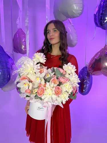 На фото №2 Нежная композиция с орхидеями и розами 