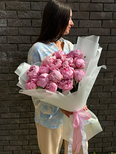 На фото №2 15 Пионов в стильной упаковке 