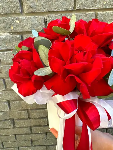 На фото №5 Композиция живых цветов с розой и эвкалиптом