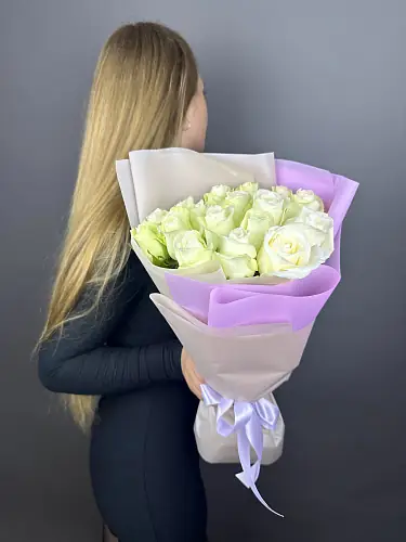 На фото №7 17 Белых Роз в упаковке