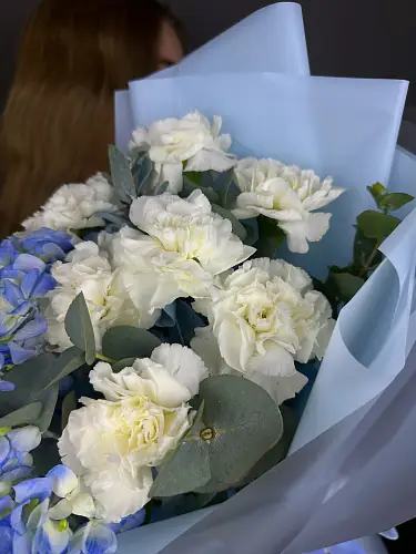 На фото №3 Сборный букет с голубой гортензией и гвоздикой