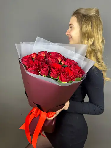 На фото №4 Букет из роз и гиперикума