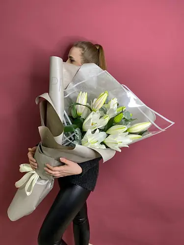 На фото №2 Авторский букет с лилией в упаковке 