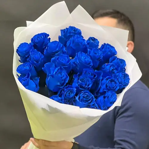 На фото №2 25 Синих роз в дизайнерской упаковке